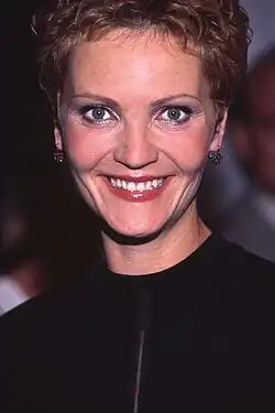Portraitfoto von Joan Allen auf dem internationalen Toronto Filmfest 2000 im schwarzen Oberteil und rubinroten Ohrringanhängern