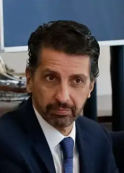 Mittelalter Mann mit Bart in blauem Anzug und Krawatte