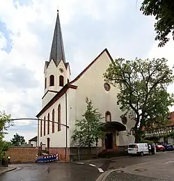 Blick auf das Kirchengebäude