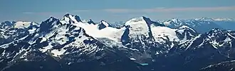Die Joffre Group vom Mount Marriott. Der Joffre Peak (links), der Mt. Matier (hier der höchste Gipfel) und der Slalok Mountain (rechts)