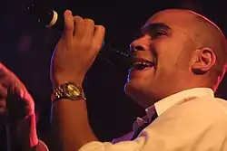 Foto eines Mannes, der ein Mikrofon hält