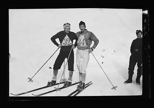 Olympiasieger Johan Grøttumsbraaten (rechts) und Silbermedaillengewinner Ole Stenen 1931 am Holmenkollen in&nbsp;Oslo