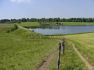 Johann-Friedricher Teich, Blick von Süden auf Damm und Wasserfläche