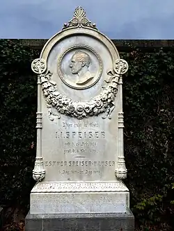Johann Jakob Speiser (1813–1856), Textilkaufmann, Bankier, Wirtschaftspolitiker. Mit Geigy und Achilles Bischoff gründete er 1853 die Schweiz. Centralbahn. Grab auf dem Friedhof Wolfgottesacker, Basel. Grabmal aus Marmor von Heinrich Rudolf Meili (1827–1882)