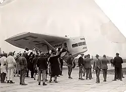 Abreise von Jopie Koopman vom Flughafen Schiphol mit einem Farman-Flugzeug nach Paris zur Miss-Europe-Wahl