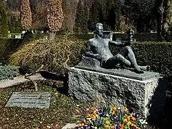 John Heinrich Volkmann-Rogge (1855–1928) Unternehmer, Erfinder von Schokoladenautomaten, produziert sie in New York für Stollwerck. Familien Grab Feld 4, auf dem Friedhof Friedental, Stadt Luzern. Skulptur von Schibler. Family grave field 4, at the cemetery Friedental, town Lucerne, Switzerland