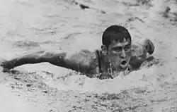 John Higgins schwimmt auf diesem Schwarz-Weiß-Foto im Schmetterlingsstil.