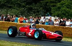 John Surtees in seinem Ferrari 158 beim Goodwood Festival of Speed (2014).