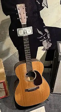 Frühe Martin-Gitarre mit Dollar-Banknote
