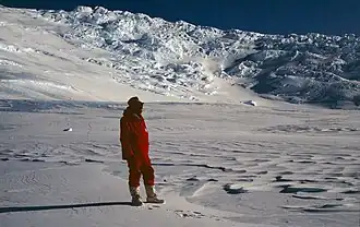 Blick nach Südwesten auf den Eisbruch zwischen Arntzenrustene und Lütkennupen, wo sich der Nunatak befinden soll.