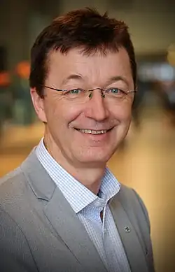 Foto eines lächelnden Mannes