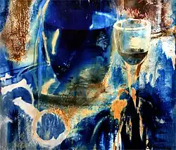 Farbaufnahme mit blauen und braunen Farbflächen. Es sind Umrisse einer Karaffe, eines Tabletts und eines Glases zu erkennen.