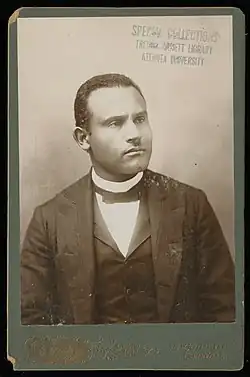 Cabinet Card von Joseph Seamon Cotter Sr. Schwarzweiß-Porträt im Smoking.