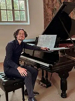 Joshua Rupley sitzt am Steinway-Flügel von 1890 im Gut Bannacker