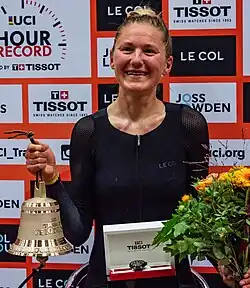 Joscelin Lowden nach ihrer Verbesserung des Stundenweltrekords im Tissot Velodrome (2021)