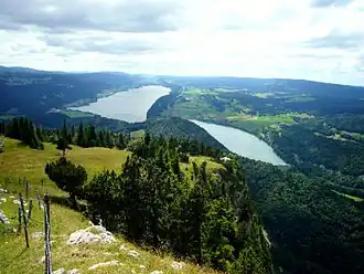 Blick auf den Lac de Joux und Lac de Brenet, rechts im Bild die bewaldete Kette des Risoux