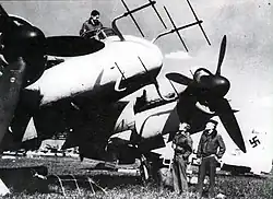 US-Soldaten untersuchen einen Nachtjäger Ju 88 G-6 auf dem Fliegerhorst Wunstorf bei Hannover