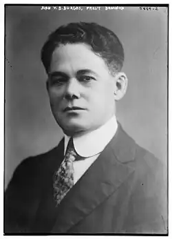 Porträtfoto von vorne ab Brustkorb in schwarzweiß.