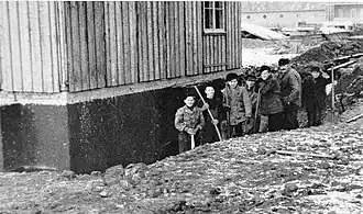 Das Holzhaus vor der Vollendung (1951)
