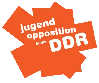 Weißer Schriftzug auf orangefarbener Grafik mit dem Text Jugendopposition in der DDR
