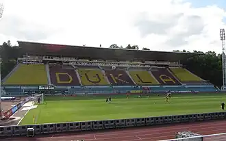 Die überdachte Haupttribüne des Stadions (2013)