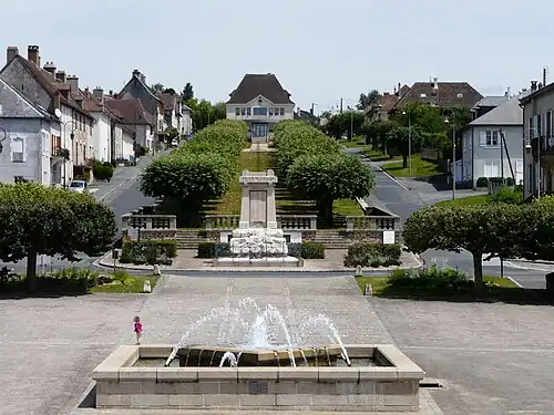 Esplanade in Jumilhac-le-Grand mit Kriegerdenkmal und Rathaus