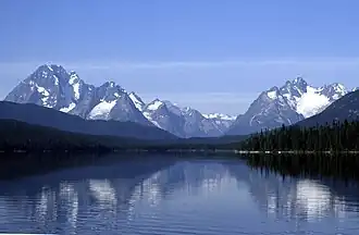 Der Talchako Mountain (links) und der Horribilis Peak (rechts) vom Junker Lake aus