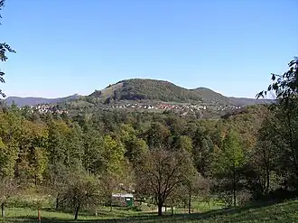 Jusi oder Jusenberg, links im Hintergrund Hohenneuffen