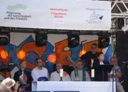 Margot Käßmann mit anderen Teil­nehmern beim Kirchlichen Aktionstag 2019 am Fliegerhorst Büchel