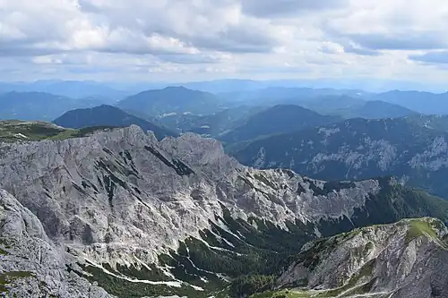 Blick vom G'hacktstein nach Süden auf die westlichen Ausläufer der Karlalm mit v.&nbsp;l.&nbsp;n.&nbsp;r. abfallend Käfereck, Festlbeilstein und Reidelsteinriedel