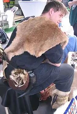 Mann mit geschultertem Kängurufell (2013)