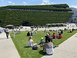 schräge Rasenfläche vor dem Kö-Bogen II in Düsseldorf im Frühjahr 2023; lawn roof in Dusseldorf in spring 2023