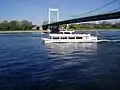 Mülheimer Brücke mit Rundfahrtschiff, Blick auf das Riehler Ufer