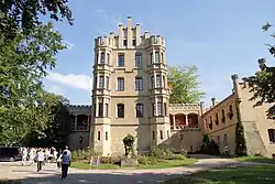 Ansicht von Süden mit Kutschenvorfahrt