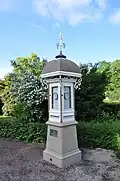 Wettersäule der Firma Wilhelm Lambrecht von 1910 in Königstein im Taunus. Es handelt sich um das Modell III „Tourist“, das 1910 einen Preis von 500 Mark hatte. Die Instrumente sind nicht original, die Säule wurde 2012 saniert.