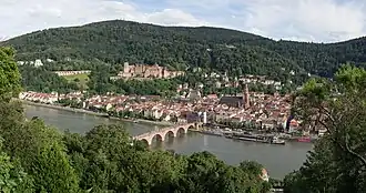 Blick vom Philosophenweg auf die Heidelberger Altstadt mit dem Heidelberger Schloss und zum Königstuhl