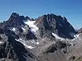 Küchlspitze (links) und Kuchenspitze (rechts) von Osten. Ganz rechts das Kuchenjoch (2730 m), über diesem die Zimba in der Ferne.