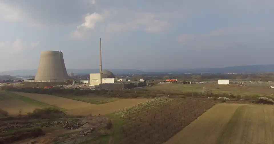 Halber Kühlturm nach Bagger-Einsatz.