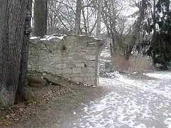 Künstliche Ruine mit halben Torbogen