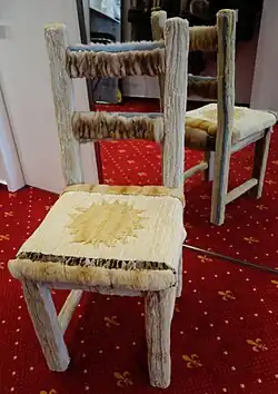 Stuhl mit Nerz- und Zobelstücken (Francis Overmann, Dortmund, ca.&nbsp;1996)