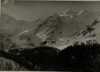 Der Striedenkopf ist der rechte von den drei Gipfeln in der rechten Bildhälfte