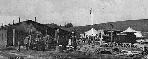 Heizhaus und Wasser­sta­tion der k.u.k. Loko­motiv­feldbahn No. 1 in Buszków bei Miechów (ca. 1915)