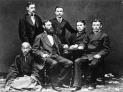 Die Unternehmensleitung 1880: Am Tisch sitzend Gustav Albers, Gustav Kunst und Adolph Dattan (v.&nbsp;l.&nbsp;n.&nbsp;r.)