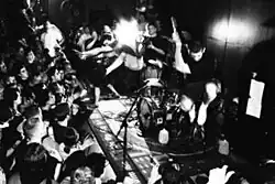 Band auf der Bühne in Aktion in schwarzweiß.