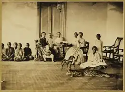 Familienbild in Junghuhns Wohnhaus. Die dritte Person von rechts ist Junghuhns Gattin Johanna Louisa Frederica. Rechts unten schläft Junghuhns Sohn Frans Lodewyk Christiaan in der Obhut einer Dienerin.