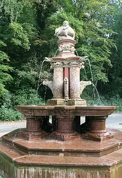 Albrechtsbrunnen in Kaiserslautern, Aufsatzfigur von Adolf Bernd