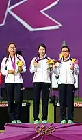 Nach der Siegerehrung 2012: Die südkoreanische Frauenmannschaft mit Choi Hyun-joo, Ki Bo-bae und Lee Sung-jin (v.&nbsp;l.&nbsp;n.&nbsp;r.)
