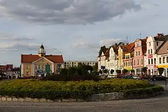 Häuser am Plac Wolności, im Hintergrund das Rathaus