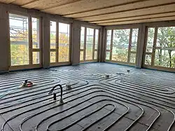 Interieur des neuen Schulhauses. Bodenheizung ist bereits verlegt.