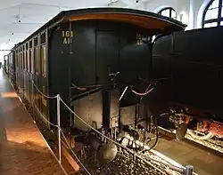 Erhaltener dreiachsiger Personenwagen A&nbsp;161 im Museum in Nürnberg